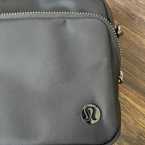 Lululemon Everywhere Crossbody Large 3L w/Metal Hardware EUC - Picture 8 of 8